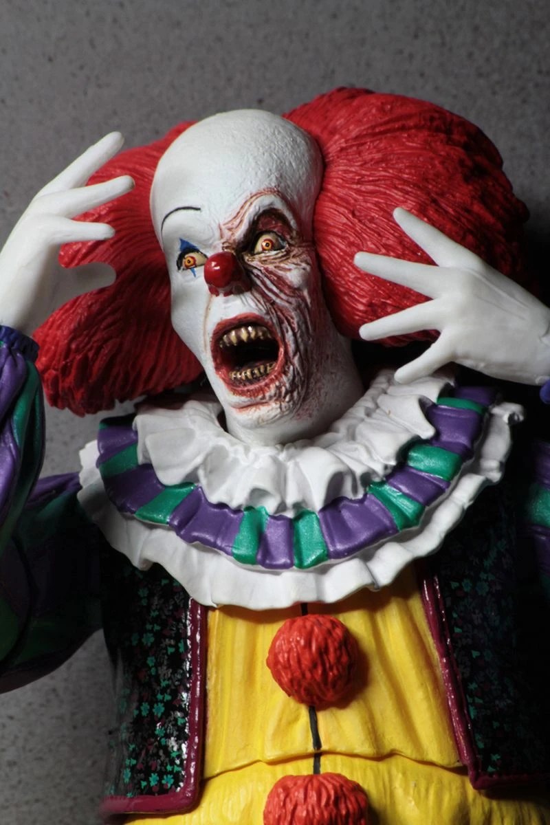 NECA IT - Ultimate Pennywise Actionfigur (1990 Miniseries) – Bild 3